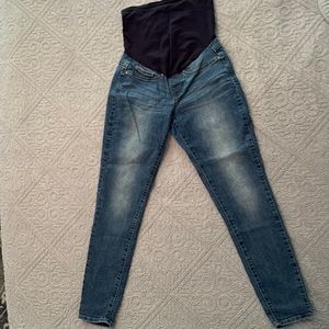 Womens skinny full belly panel maternity skinny jeans.